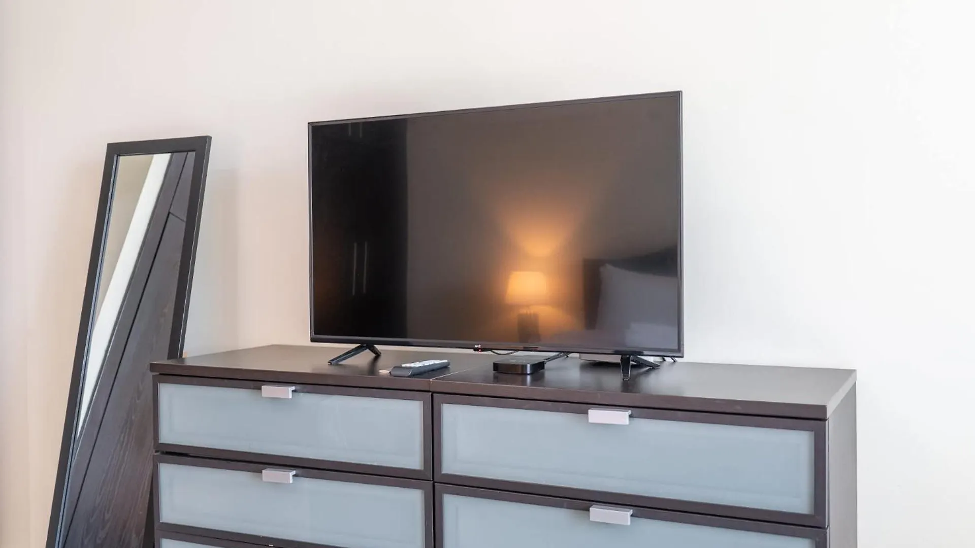 Amazing And Chic 1 Bedroom In Goldcrest Views 2 Dubai Apartment