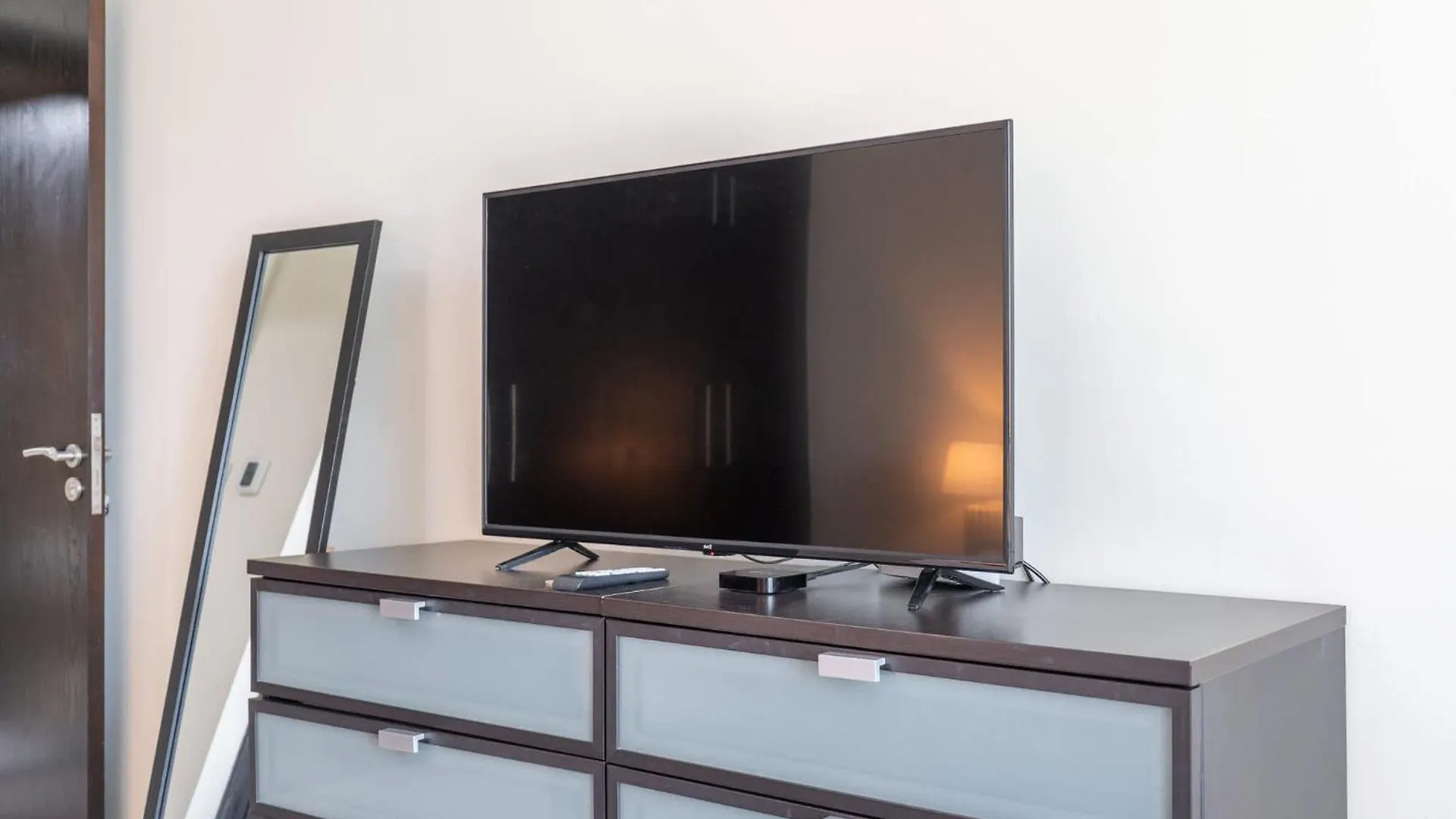 Amazing And Chic 1 Bedroom In Goldcrest Views 2 Dubai