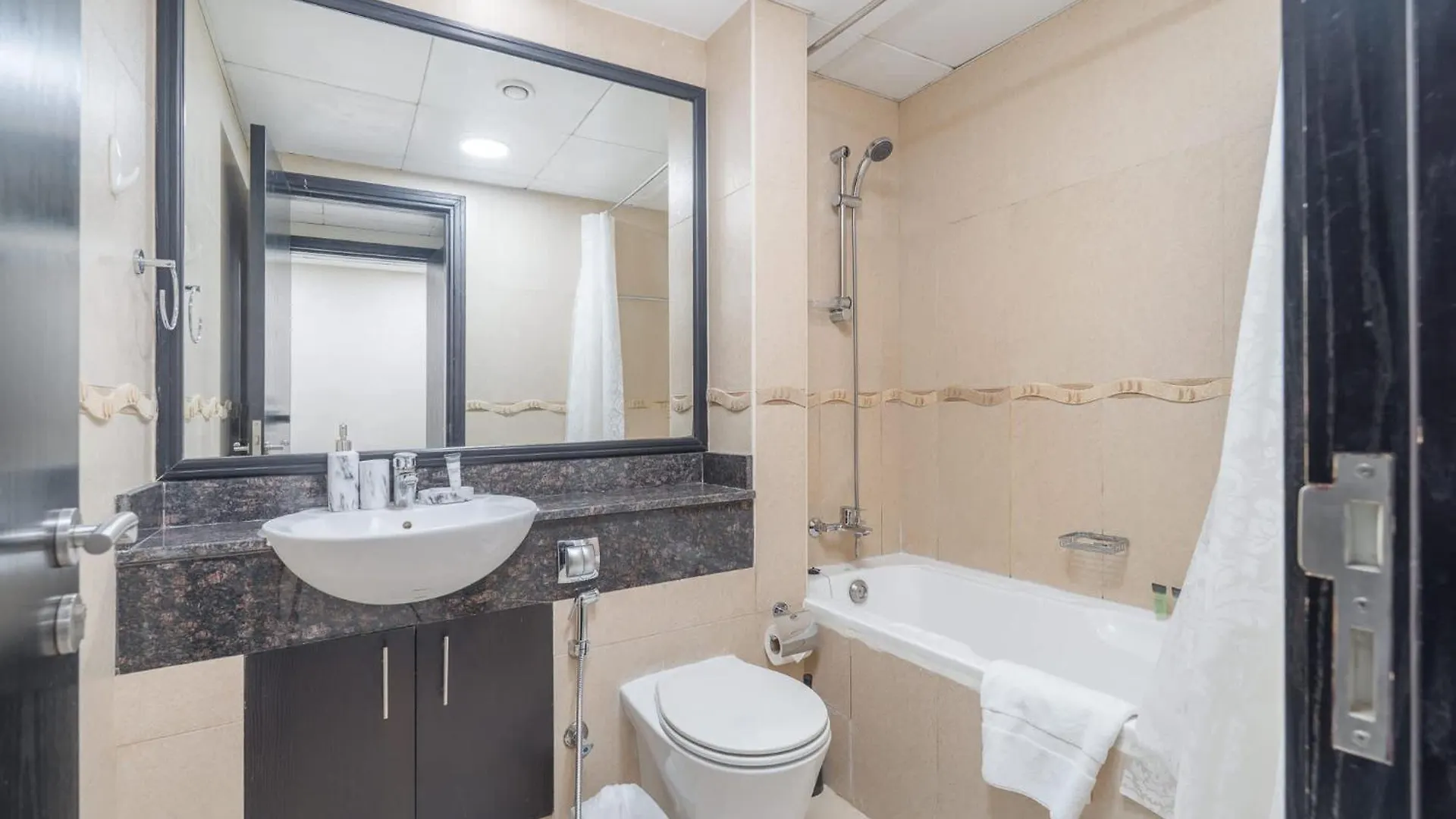 Apartment Amazing And Chic 1 Bedroom In Goldcrest Views 2 Dubai